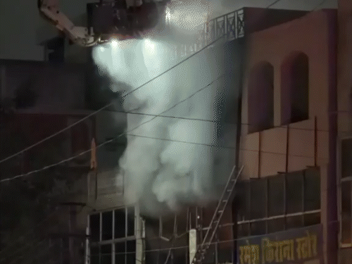 एहतियात के तौर पर कावेरी पथ से वीटी रोड तक बिजली आपूर्ति बंद कर दी गई।