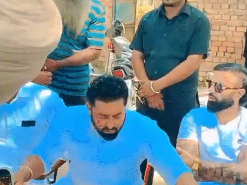 एसडीओ को फोन लगाने के बाद उन्हें धमकाते हुए विधायक मास्टर जगसीर सिंह के बेटे हरसिमरन।
