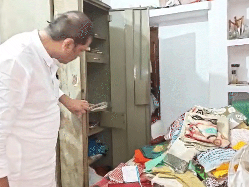 घर में चारों ओर बिखरा पड़ा मिला सामान, अलमारी टूटे मिले।