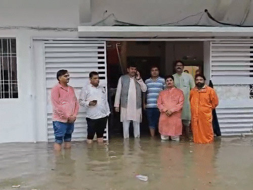 भरहुत नगर स्थित भाजपा कार्यालय में 3 फीट पानी भरा है।