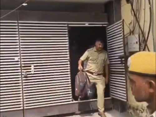 डीग पुलिस ने दिल्ली जाकर कार्रवाई की थी।