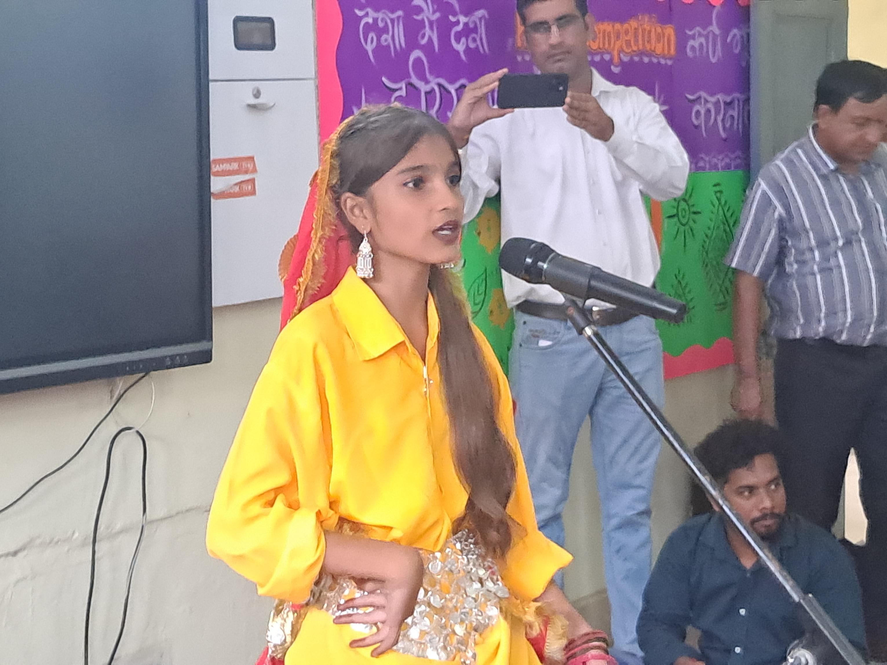 घरौंडा में रागनी प्रस्तुति देती छात्रा।