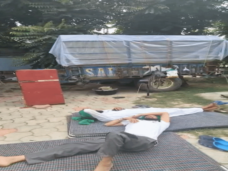 धरनास्थल पर फ्रिज लेकर पहुंचे किसान।