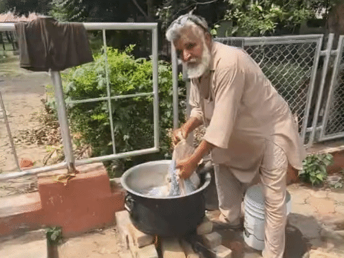 धरनास्थल पर कपड़े धोते हुए किसान।