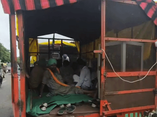 किसान ट्रैक्टर-ट्रॉलियों के साथ मोर्चे पर पहुंच रहे हैं।