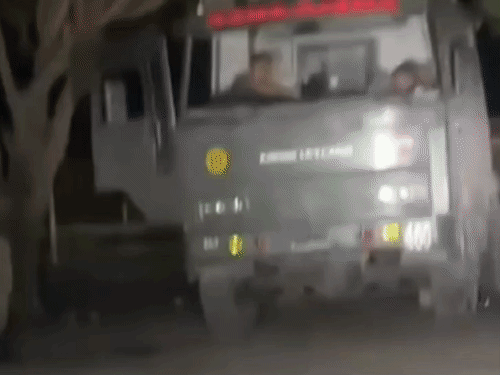 रात के समय हथिनीकुंड बैराज खड़ी आर्मी की गाडियां।