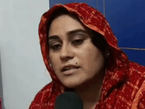 अंकित बालियान की पत्नी स्वाति मीडिया से बात करते हुए।