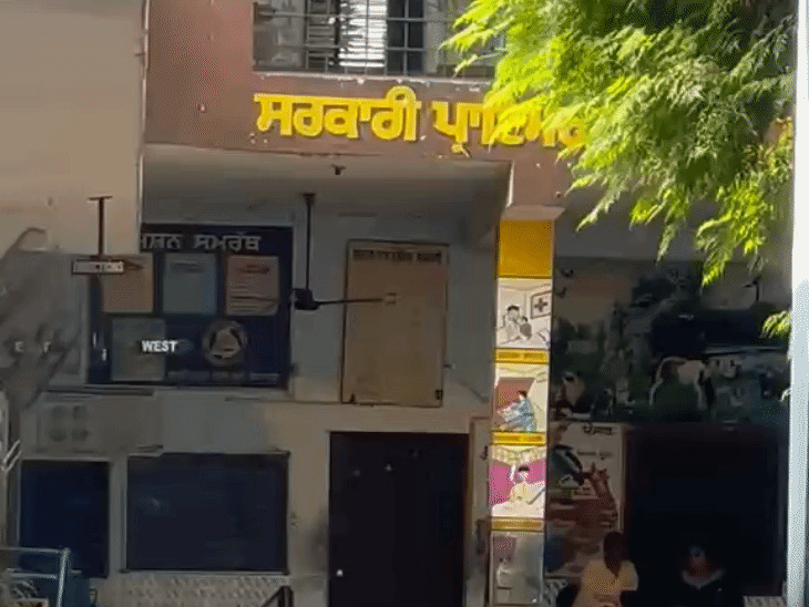प्राइमरी स्कूल हैबोवाल खुर्द का क्लासरूम जहां हेड टीचर की मौत हो गई। यहां अब ताला लगा है।