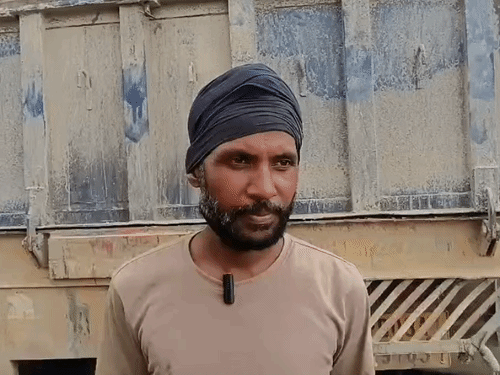 जानकारी देते हुए ट्रक ड्राइवर गुरदयाल सिंह।
