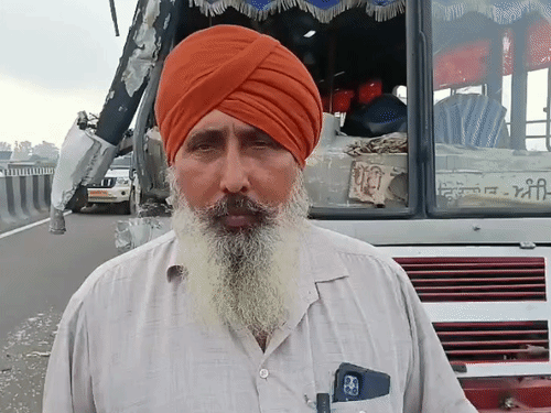 जानकारी देते हुए बस ड्राइवर गोपाल सिंह।