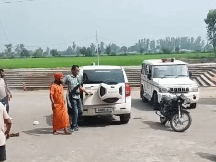 पुलिस की ओर से मुख्य महंत दूजपुरी सहित कई साधु हिरासत में लिए गए हैं।