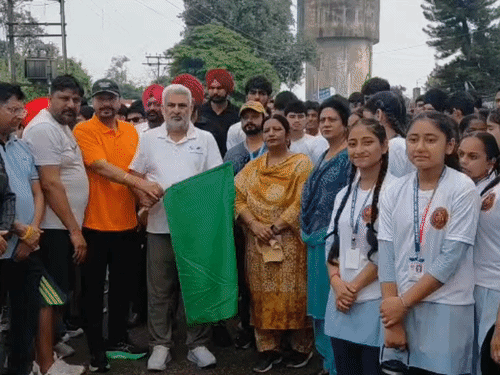 मैराथन को हरी झंडी दिखाते हुए कैबिनेट मंत्री लाल चंद कटारूचक्क।