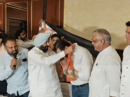 पंजाब भाजपा प्रधान केवल सिंह ढिल्लों दिनेश ढल्ल का स्वागत करते हुए।