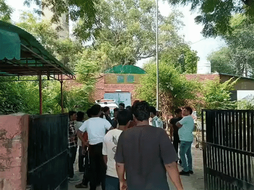 सिविल अस्पताल में मौजूद मृतकों के परिजन।