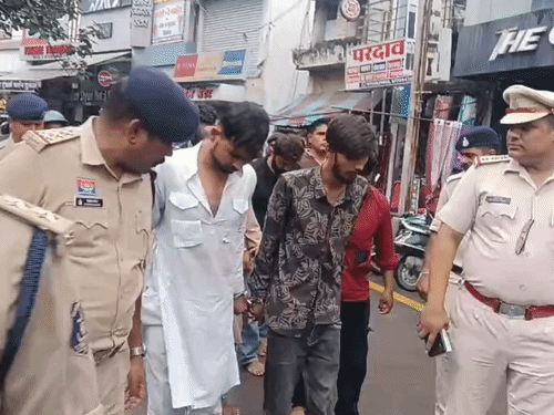 पुलिस ने हिंसा में शामिल आरोपियों का निकला जुलूस।
