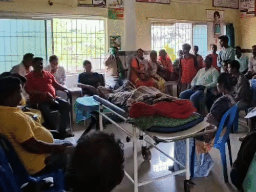 केरसई प्राथमिक स्वास्थ्य केंद्र में शव रखकर परिवार वालों ने हंगामा किया।