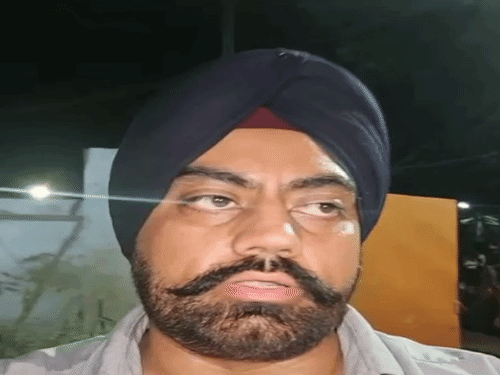 जानकारी देते हुए भाटिया इलेक्ट्रॉनिक्स के गुनीत पाल सिंह।