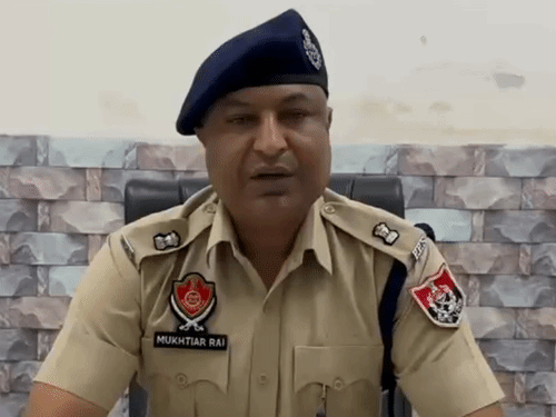 जानकारी देते पुलिस अधिकारी मुख्तयार राय।