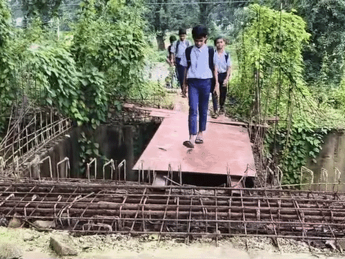 हर रोज 30 से ज्यादा बच्चे जान जोखिम में डालकर स्कूल जाते हैं।