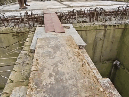 सेंटरिंग प्लेट और प्लाई के सहारे जोखिम उठाकर नदी पार करनी पड़ती है।