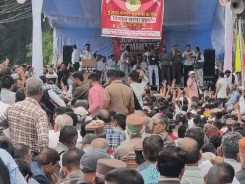 शिमला में प्रदर्शन में प्रदेशभर से पहुंचे इंजीनियर और कर्मचारी।