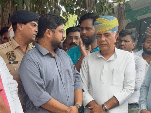 आमेर विधायक प्रशांत शर्मा नाहरगढ़ बायोलॉजिकल पार्क पहुंचे हैं। वे लोगों से समझाइश कर रहे हैं।
