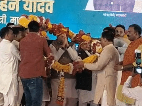 बड़ी पुष्पमाला से CM मोहन यादव का स्वागत किया।