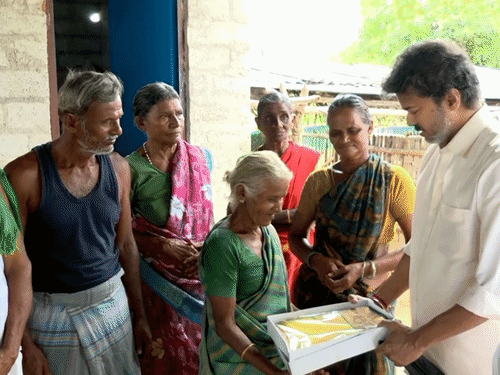 विजय ने ग्रामीणों से मुलाकात कर उन्हें कपड़े दिए।