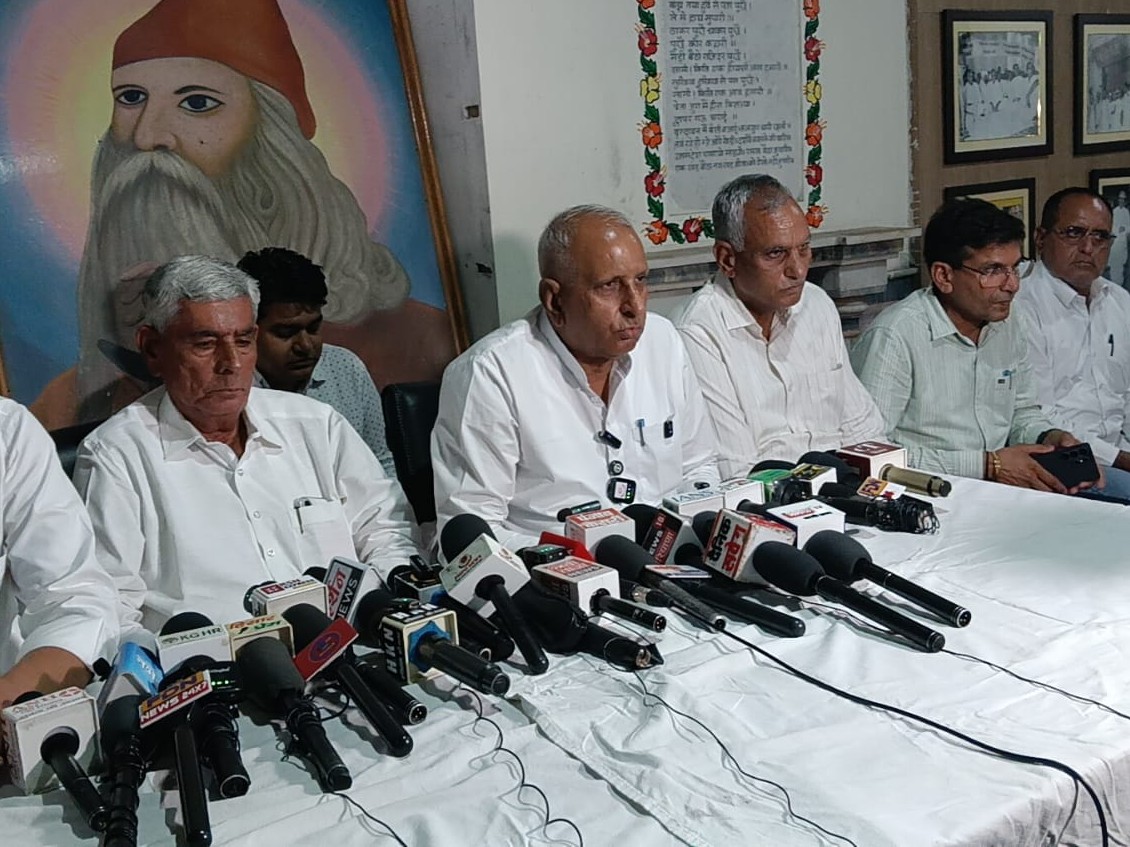 कार्यक्रम की जानकारी देते हुए प्रधान जगदीशचंद कड़वासरा।