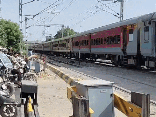रेलवे फाटक के पास क्रॉसिंग के दौरान ट्रेन और लाइन के पार खड़े वाहन चालक