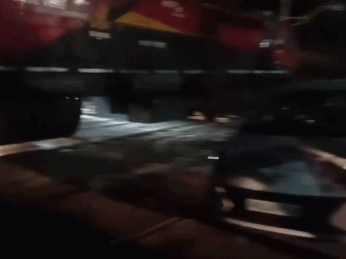 पुराना कोर्ट रोड पर बने फाटक पर लाइनों के पास खड़ी कार व क्रॉसिंग करते हुए इंजन।