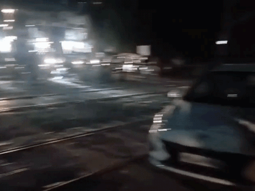 फाटक पर लाइनों के बीचों-बीच खड़ी हुंडई कार।