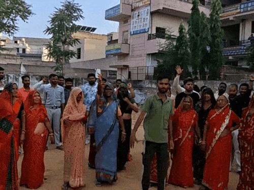 बीजेपी के प्रधान कार्यालय में महामंत्री भंवरलाल वर्मा के मुर्दाबाद के नारे लगाते हुए वार्ड 65 के लोग।