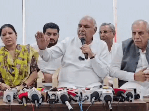 चंडीगढ़ में पत्रकारों से बातचीत करते हुए पूर्व सीएम भूपेंद्र सिंह हुड्‌डा। - Dainik Bhaskar