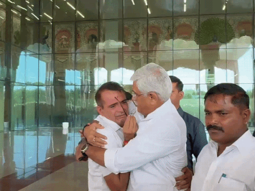 केंद्रीय मंत्री गजेंद्र सिंह शेखावत ने कार्यकर्ता को गले लगाकर चुप करवाया।