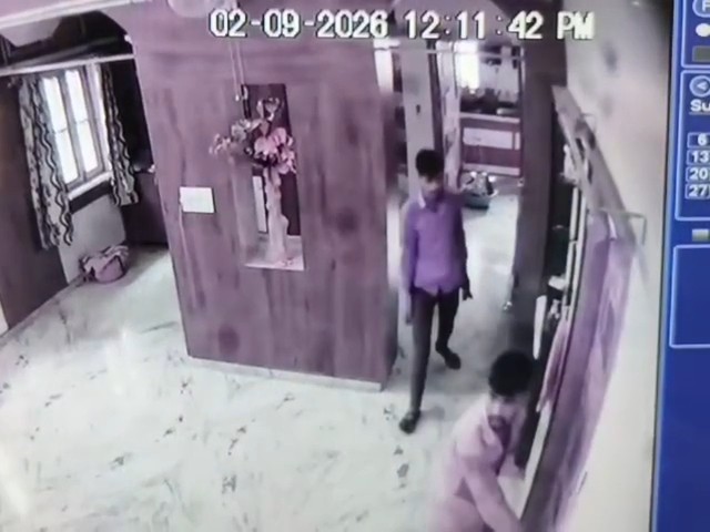 चोर चोरी का सामान लेकर पिछले दरवाजे से निकलते दिखाई दे रहे हैं।