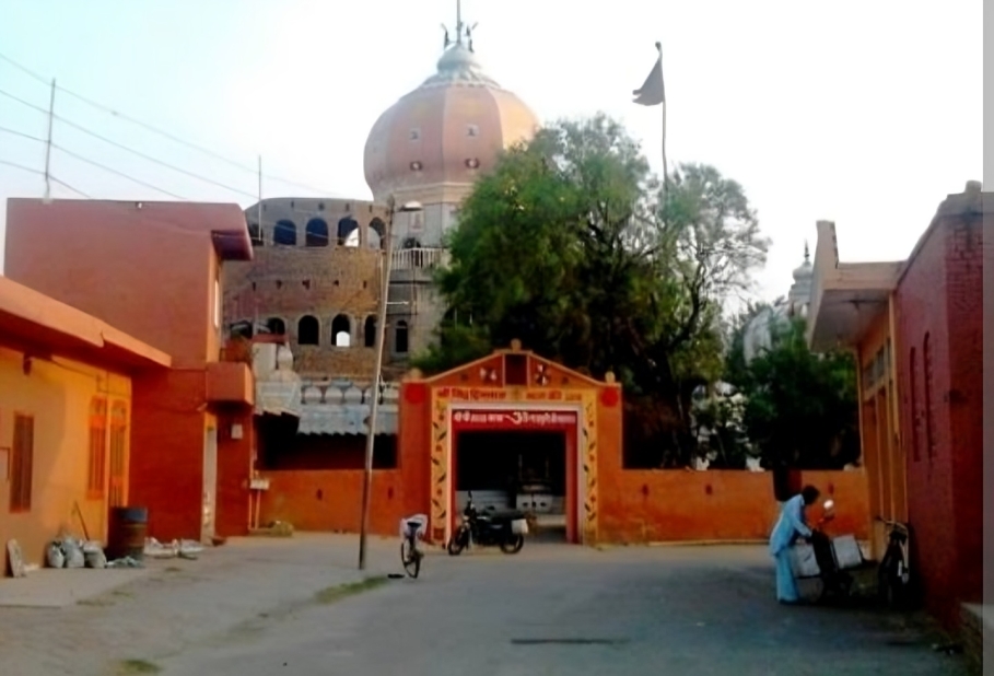 गांव बाबा लदाना स्थित बाबा राजपुरी डेरा।