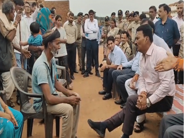 केन-बेतवा लिंक परियोजना के विस्थापितों से मिले जल संसाधन मंत्री तुलसी सिलावट।