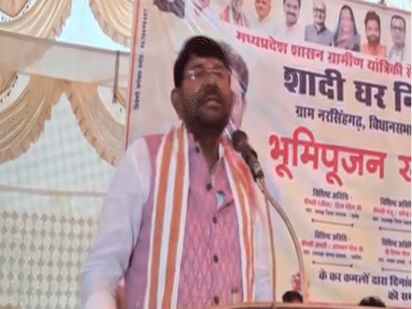 आनंद विभाग के मंत्री लखन पटेल ने कहा कि पहले तो सड़कें ही नहीं होती थी।