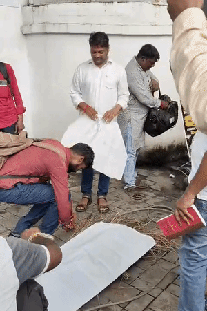 प्रदर्शनकारियों ने स्वास्थ्य विभाग की अर्थी निकाली।