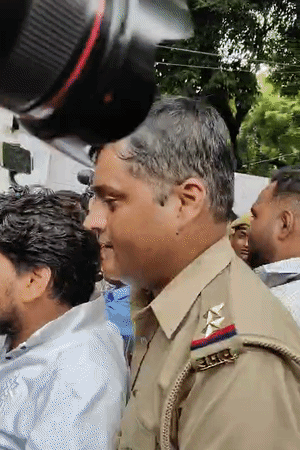 एंबुलेंस ड्राइवरों ने बुधवार दोपहर भाजपा कार्यालय का घेराव किया।