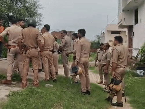 अलीगढ़ में बंधक पुलिस टीम को छुड़ाने के लिए चोरी के आरोपी के घर पहुंची पुलिस टीम। इस दौरान स्थानीय लोगों का विरोध झेलना पड़ा।
