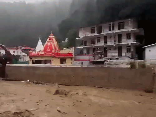 नैनीताल के कैंची धाम में मंगलवार को शिप्रा नदी का जलस्तर तेजी से बढ़ गया।