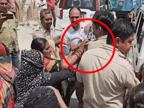 मंगलवार को हिसार में पूर्व डिप्टी सीएम दुष्यंत चौटाला की कोठी के आगे महिला सफाईकर्मी को धक्का मारता दिखा था पुलिसकर्मी। एसएचओ की वर्दी खींचतीं महिला सफाईकर्मी।