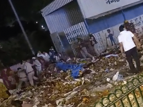 कूड़ा घर में घुसे प्रदर्शनकारियों को दौड़ाते पुलिस कर्मी।