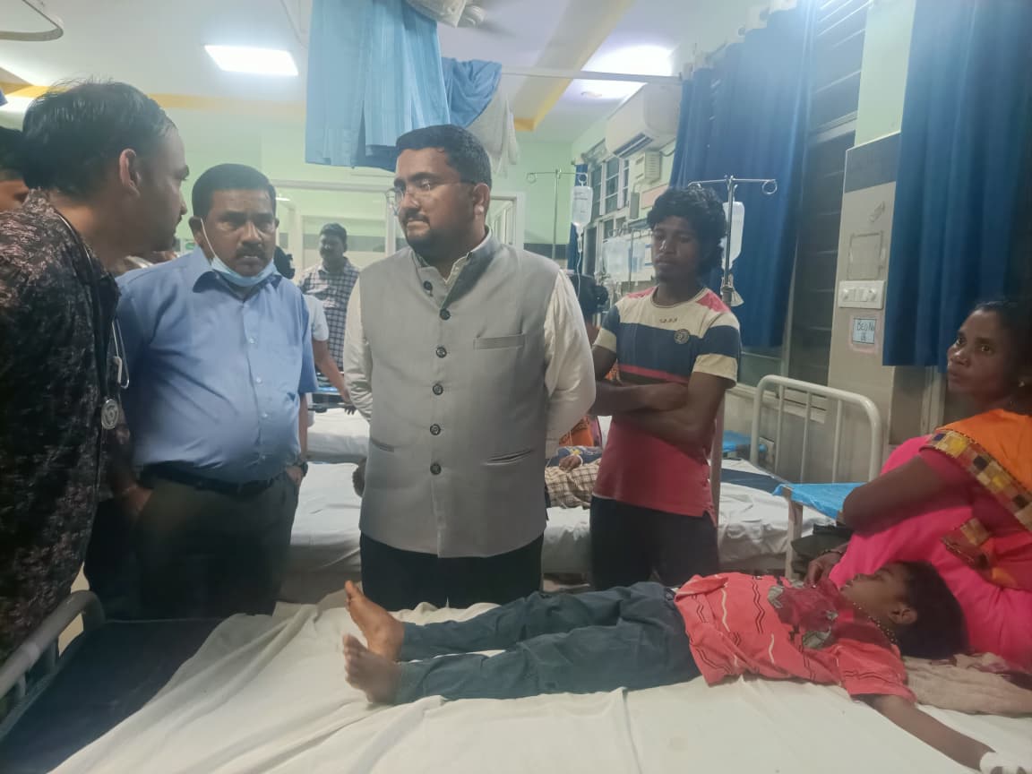 कलेक्टर दिनेश कुमार ने भद्राचलम एरिया हॉस्पिटल पहुंचकर प्रभावित लोगों को मिल रहे इलाज का जायजा लिया।