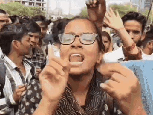 आकृति चौधरी नोएडा में मजदूरों से शांतिपूर्ण प्रदर्शन की अपील करती हुईं। वीडियो उनके दोस्तों ने शेयर किया है।
