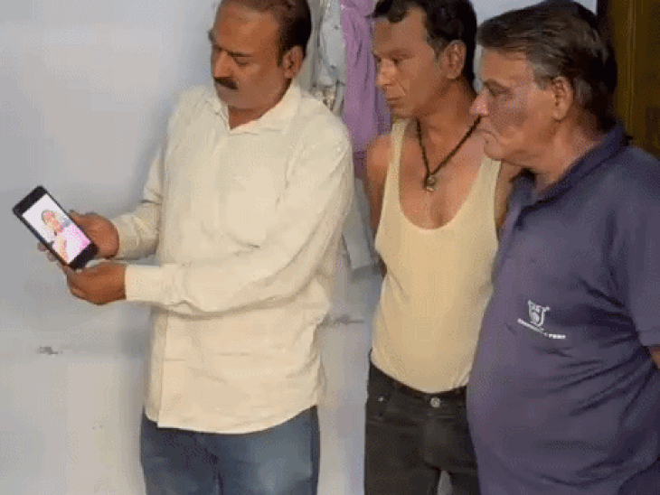 तन्वी की तस्वीर दिखाते परिवार के सदस्य।