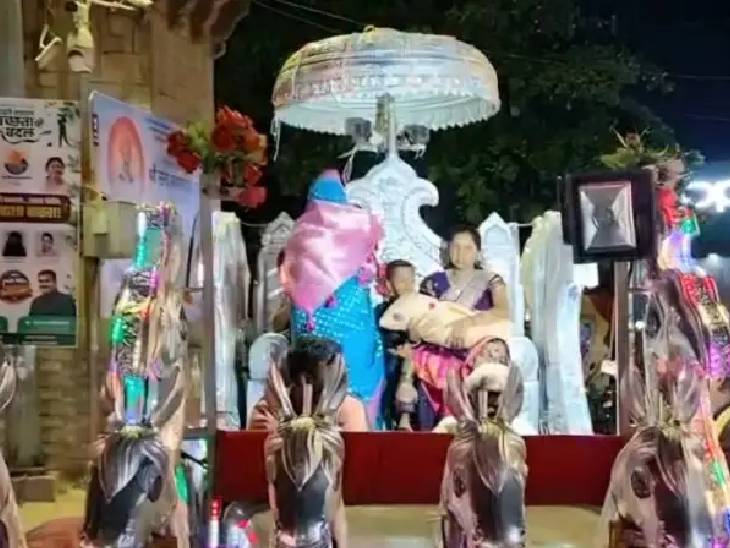स्वागत जुलूस में रिश्तेदार, पड़ोसी और शुभचिंतक भी शामिल हुए।