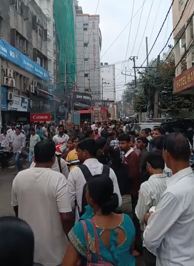 आग लगने के बाद जमालपुर रोड में लोगों की भीड़ जुट गई। दमकल की कई गाड़ियां मौजूद हैं।